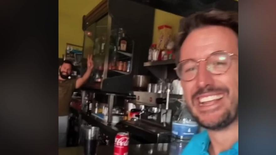 El reencuentro del camarero y el hombre que no pudo pagar su cortado en un bar de Canarias
