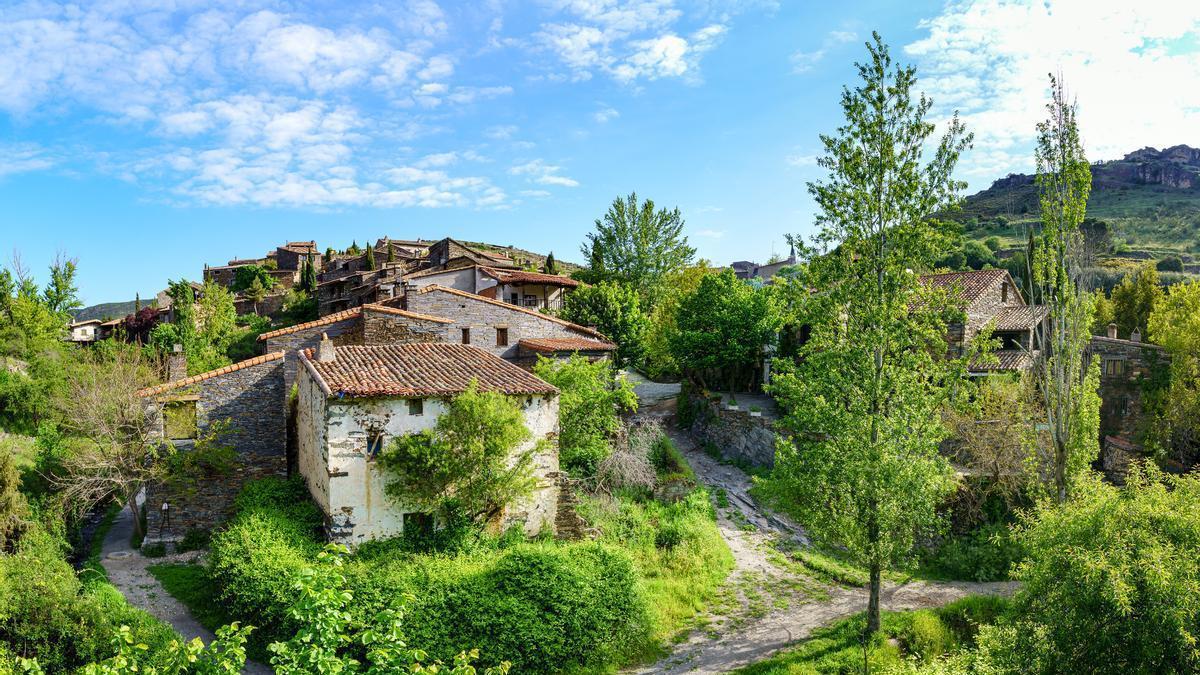 El pueblo de Madrid que mantiene intacta su arquitectura tradicional de pizarra