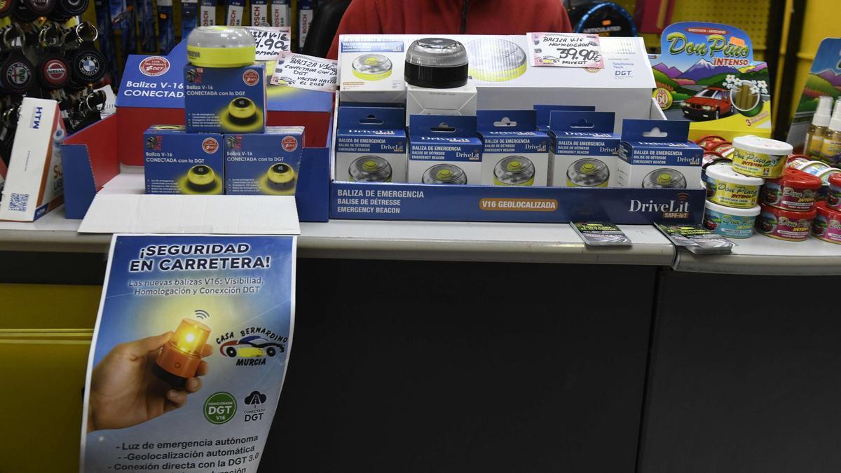 Balizas V-16 puestas a la venta en una tienda de recambios de Murcia.