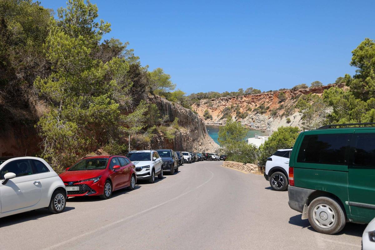 Descubre aquí todas las imágenes de la masificación en el aparcamiento de Cala d'Hort