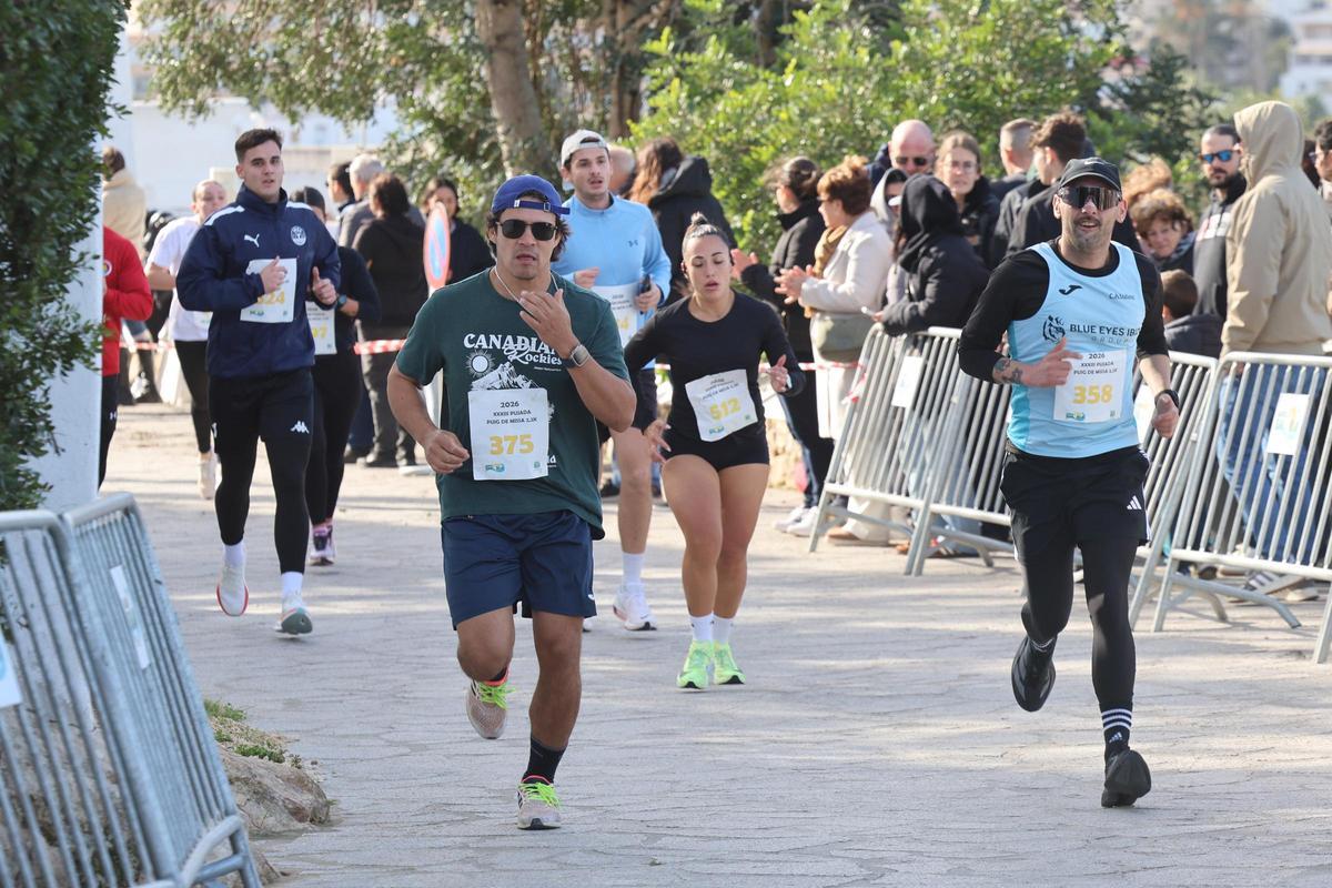 Algunos corredores trotan durante la tradicional Pujada al Puig de Missa