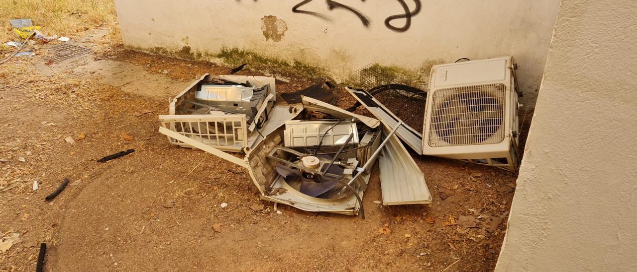 Aparatos de aire acondicionado del CEIP Joaquin Tena Artigas destrozados y abandonados.