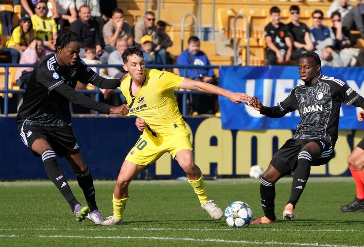 Hugo López pelea un esférico entre dos futbolistas del Copenhague, este miércoles.