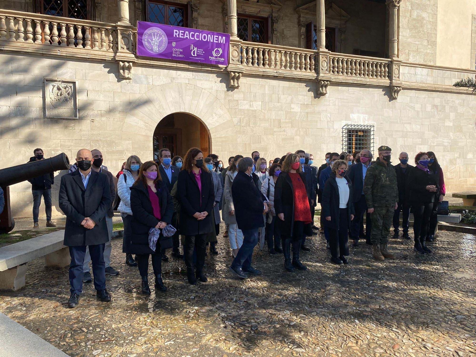 La presidenta Francina Armengol y el resto de representantes institucionales, en el Consolat de Mar, en Palma.