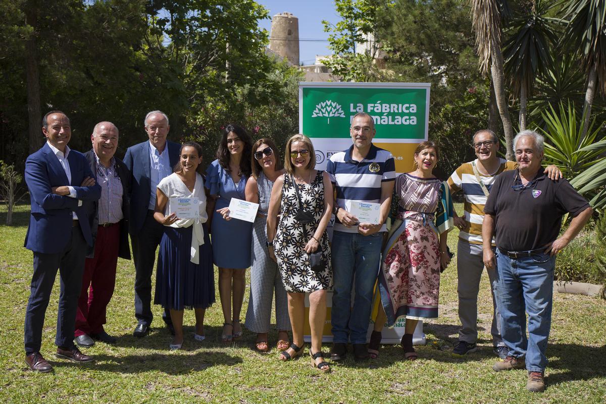 Representantes de los distintos colegios participantes y de la fábrica de cemento.