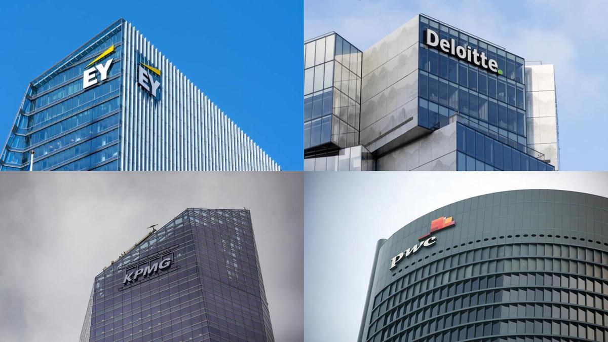 Logos de EY, Deloitte, KPMG y PwC en rascacielos