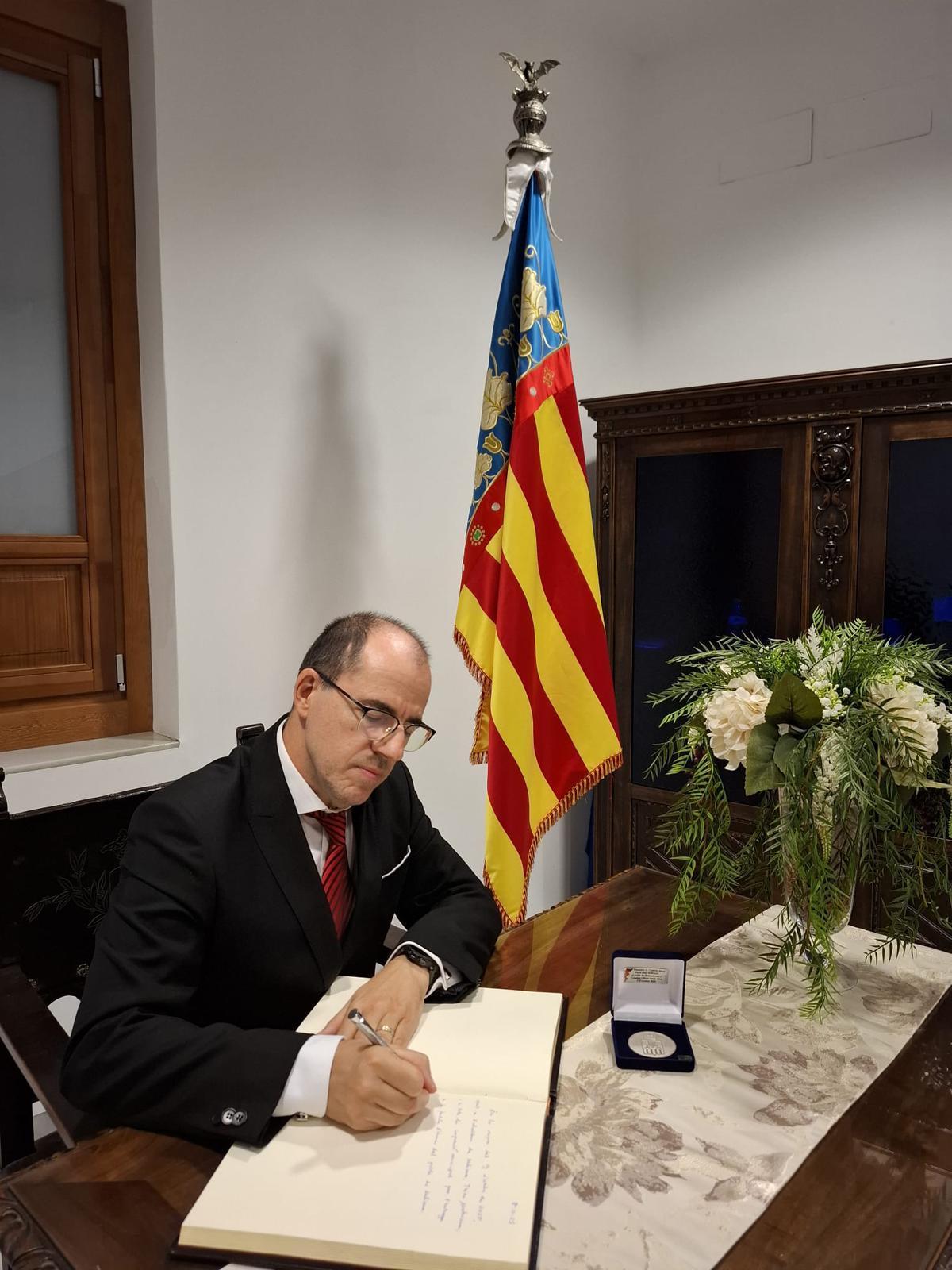 Cardells firmando el liubro de honor de Meliana.