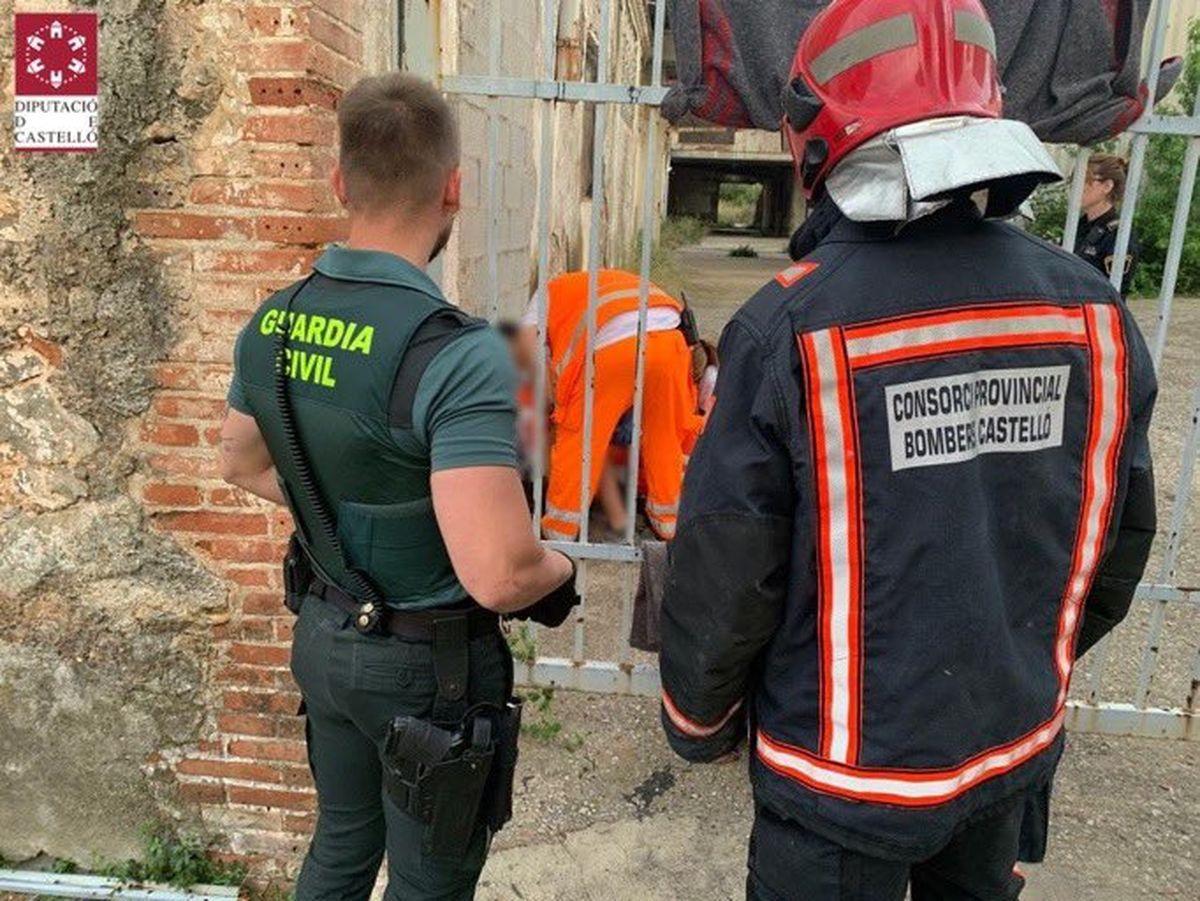 Guardia Civil, bomberos y servicios sanitarios han acudido al rescate del menor herido.