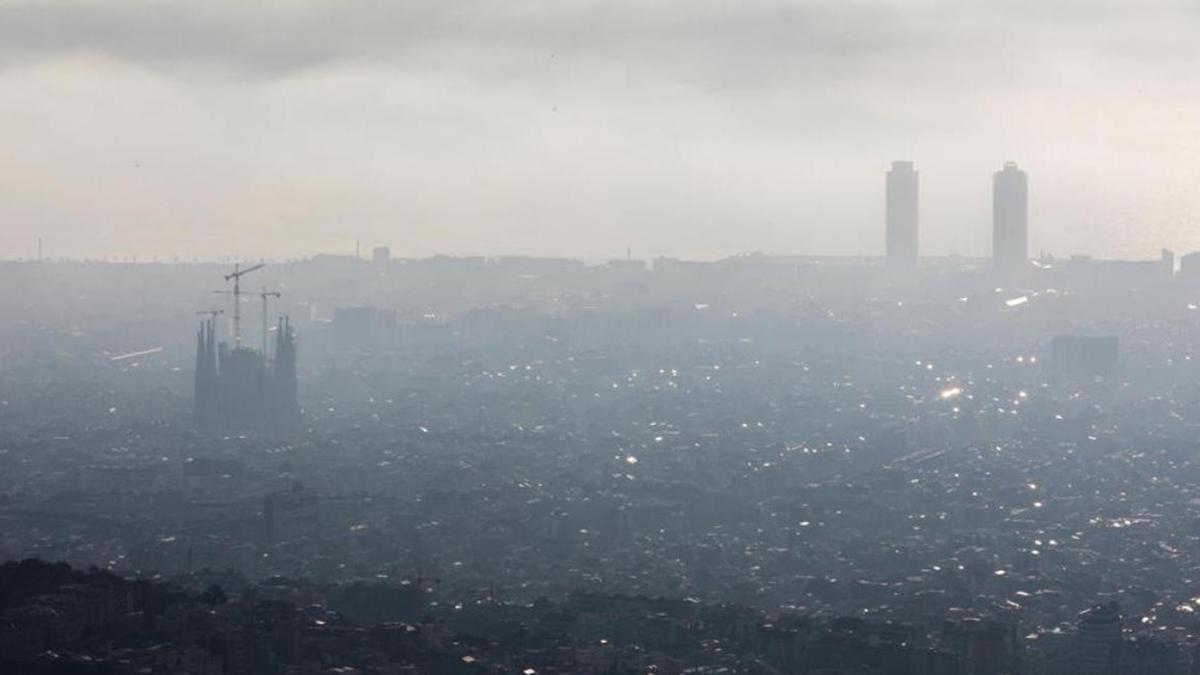 Imagen de la contamienación atmosférica sobre la ciudad de Barcelona