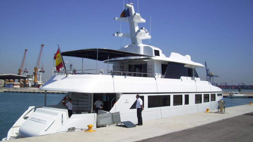 Valenciaport, amarrado en el Puerto de València antes de trasladarse a Gandia