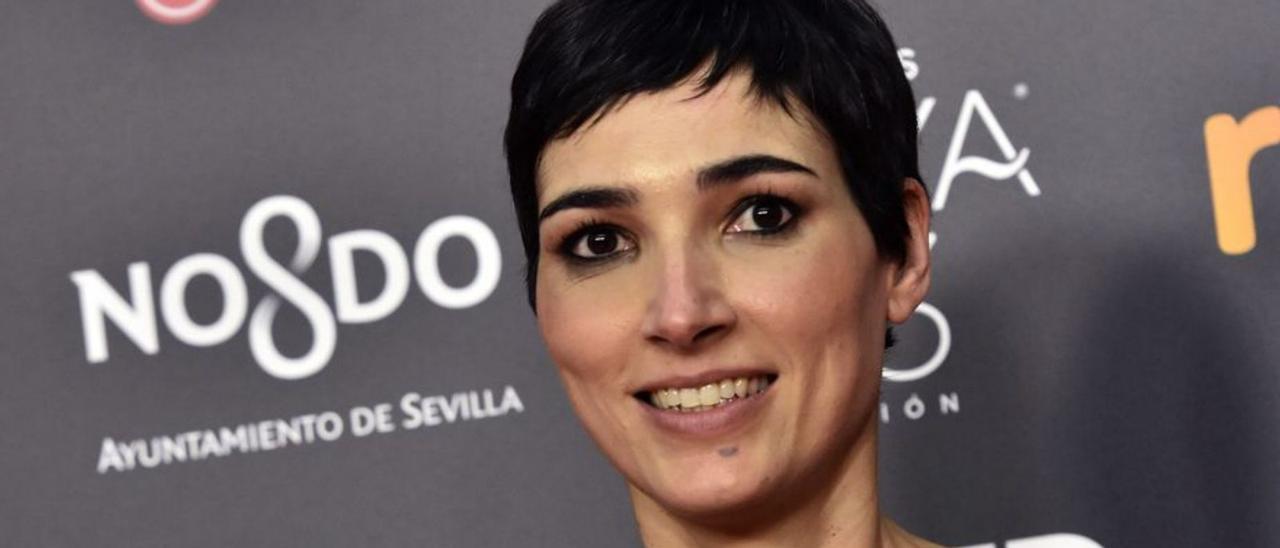 La guionista Isabel Peña con el Goya por el guión de “El reino”.   | // RAÚL CARO