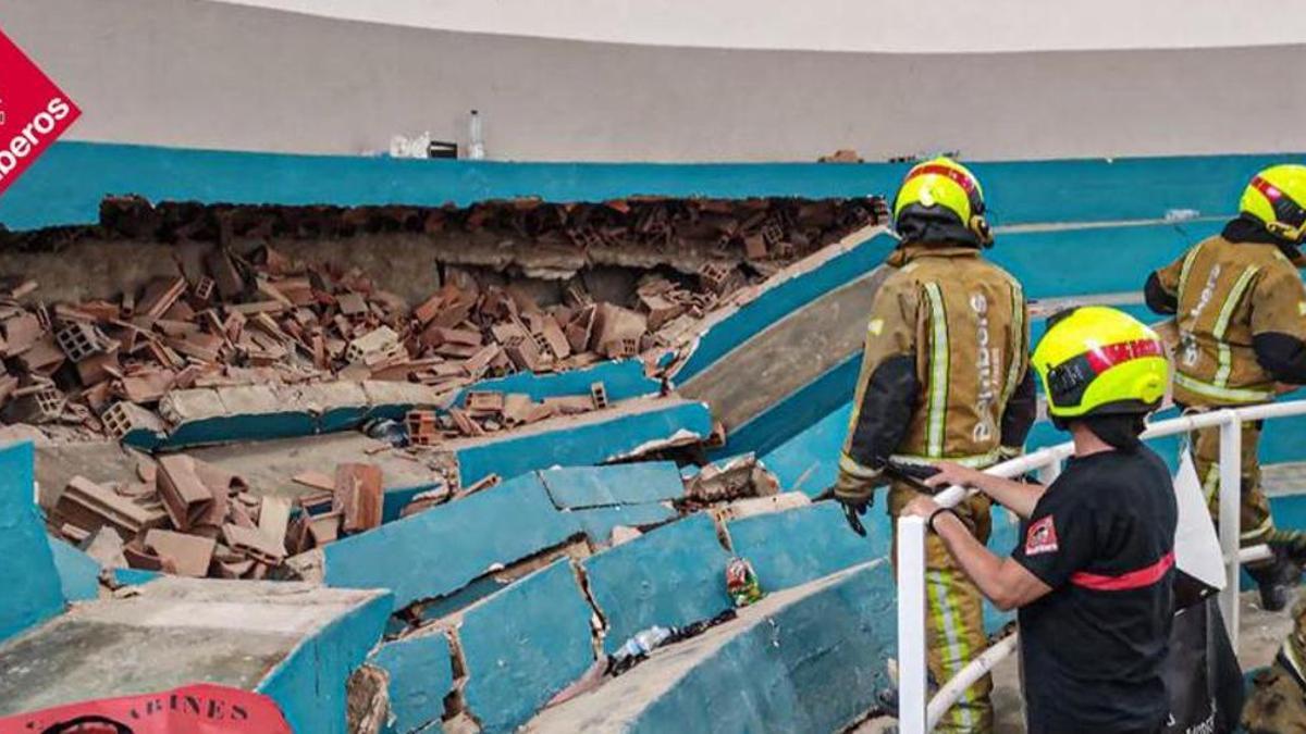 Los bomberos en el pabellón tras el derrumbe de 2022 que lo mantiene clausurado
