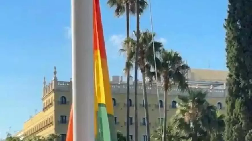 Vídeo | El Parlamento de Andalucía abraza el orgullo LGTBI sin Vox en plena negociación para investir a Juanma Moreno