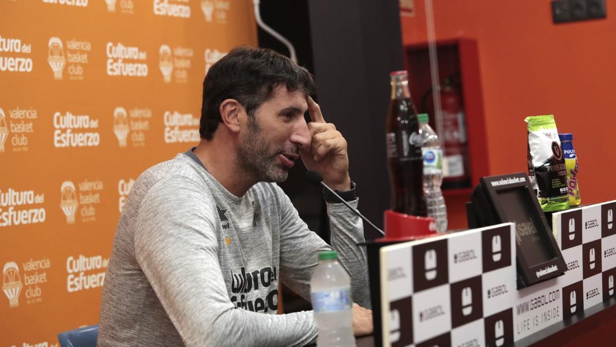 Álex Mumbrú, en la sala de prensa de La Fonteta momentos antes de iniciar la pretemporada