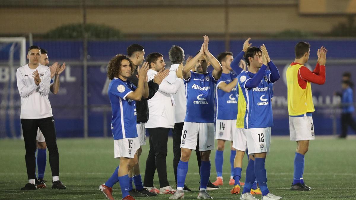 Los jugadores del Utebo saludan a la afición tras el partido de Copa ante el Mérida.