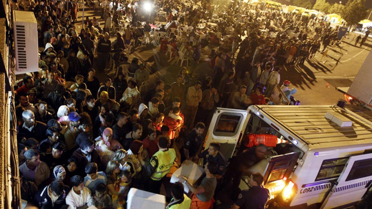 Servicios de emergencias atienden a los miles de ciudadanos que han pasado la noche al raso en Lorca, esta madrugada.