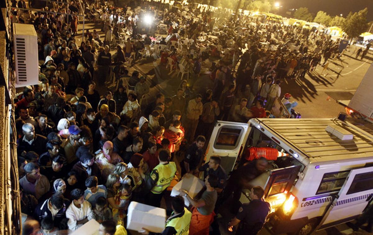Serveis d’emergències atenen els milers de ciutadans que han passat la nit al ras a Llorca, aquesta matinada.