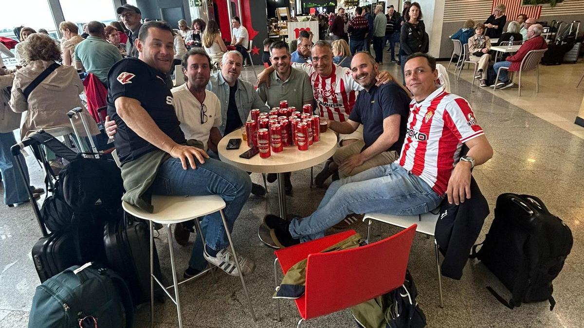 Seguidores afectados en el aeropuerto.