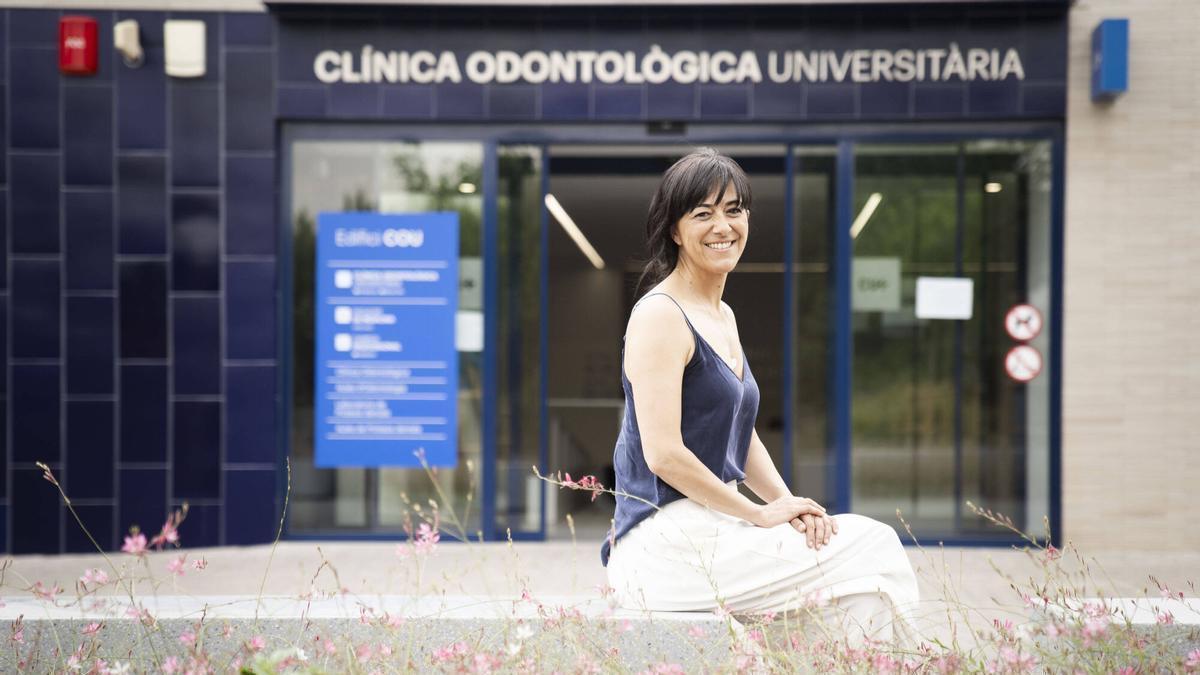 Teresa Flores Flores davant de la Clínica Odontològica Universitària de Manresa