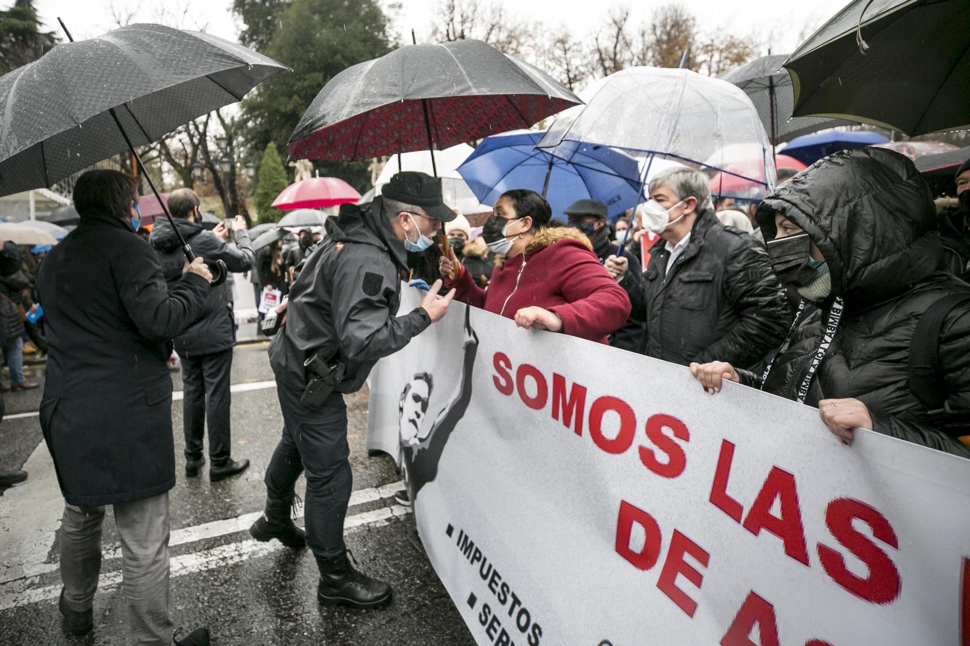 La hostelería toma las calles y exige "no perder las cenas de diciembre"