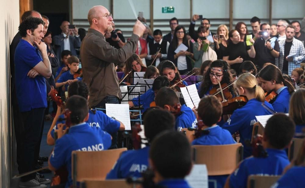 Gustavo Dudamel, con 200 niños músicos de A Coruña