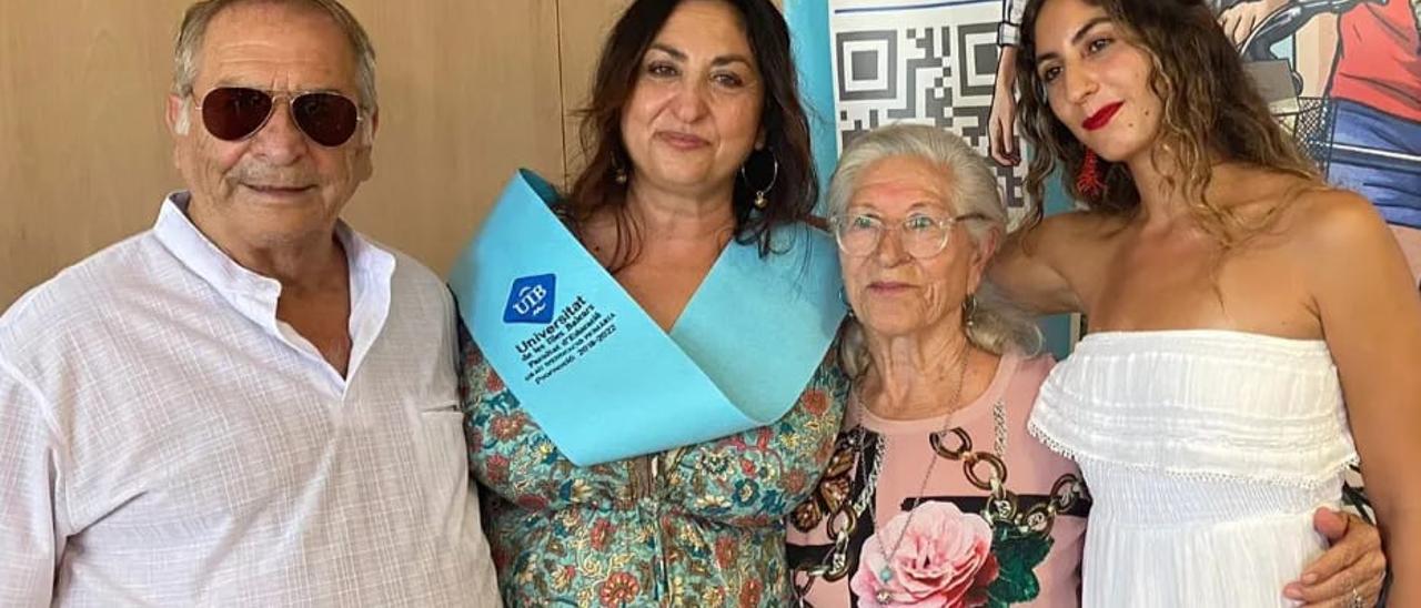 María José Moreno con sus padres y una de sus hijas el día que se graduó.