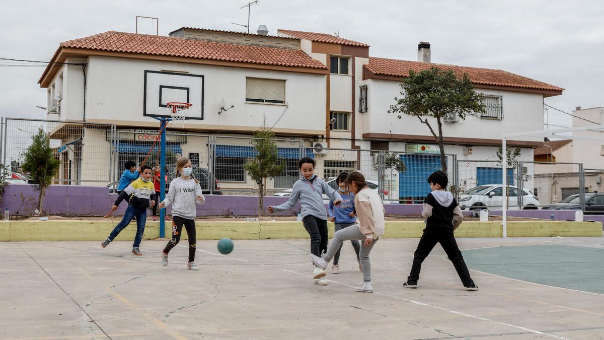 Niños jugando en el patio de un colegio de Cartagena