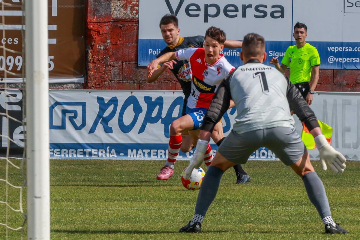 Lombao fue uno de los mejores jugadores del Arosa en la primera mitad.