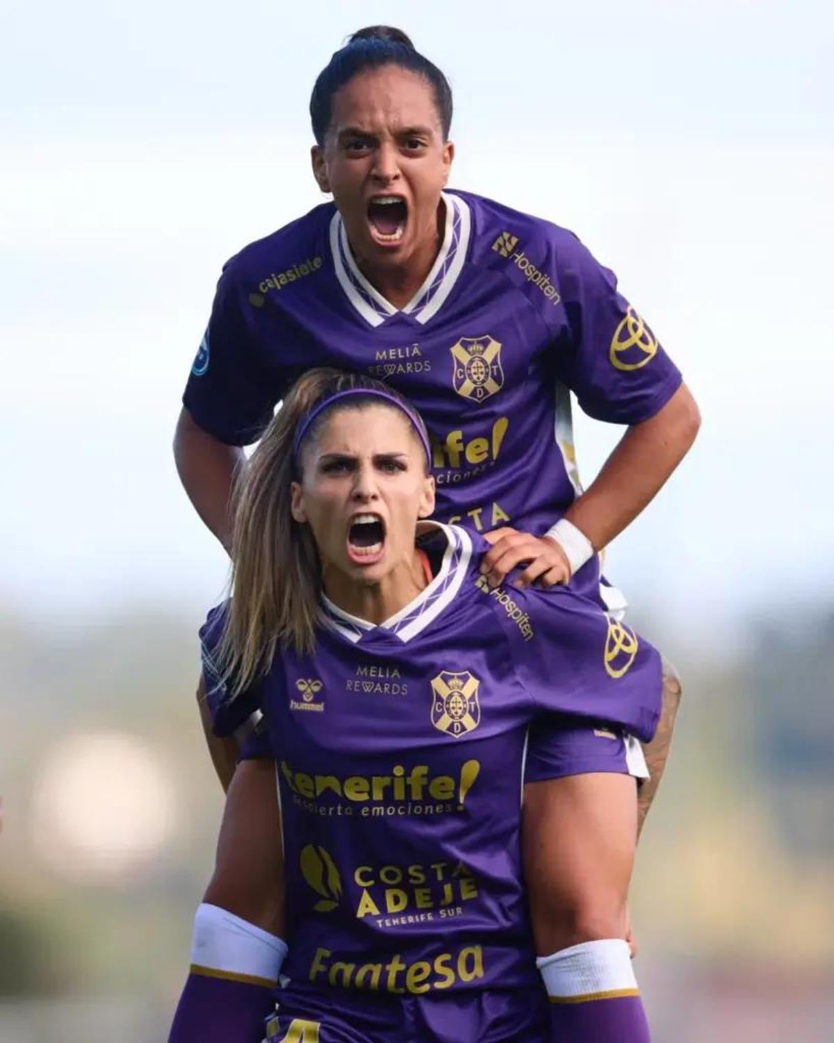 Natalia Ramos y Sakina Diki celebran uno de los goles en la victoria del Costa Adeje frente a la Real Sociedad.