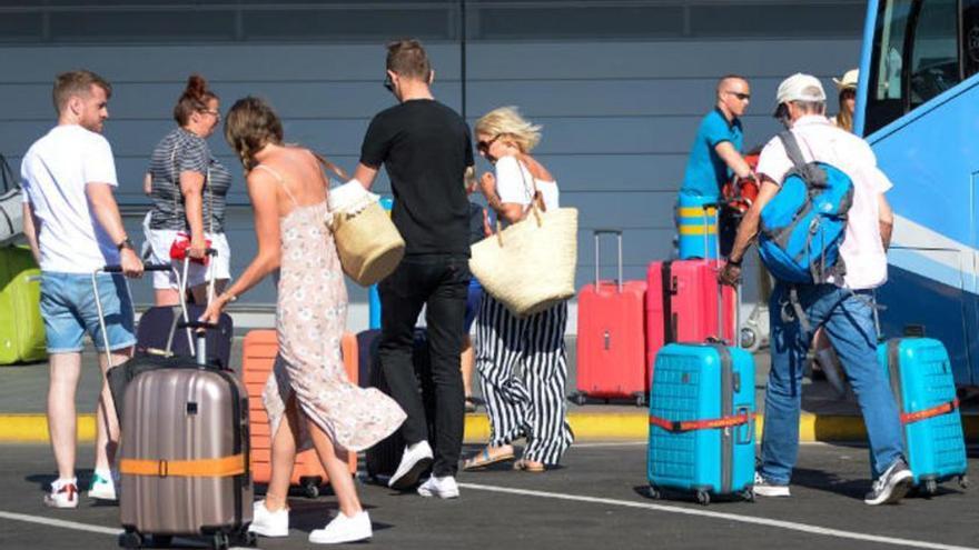 El sencillo truco para no pagar por tus maletas si viajas en avión