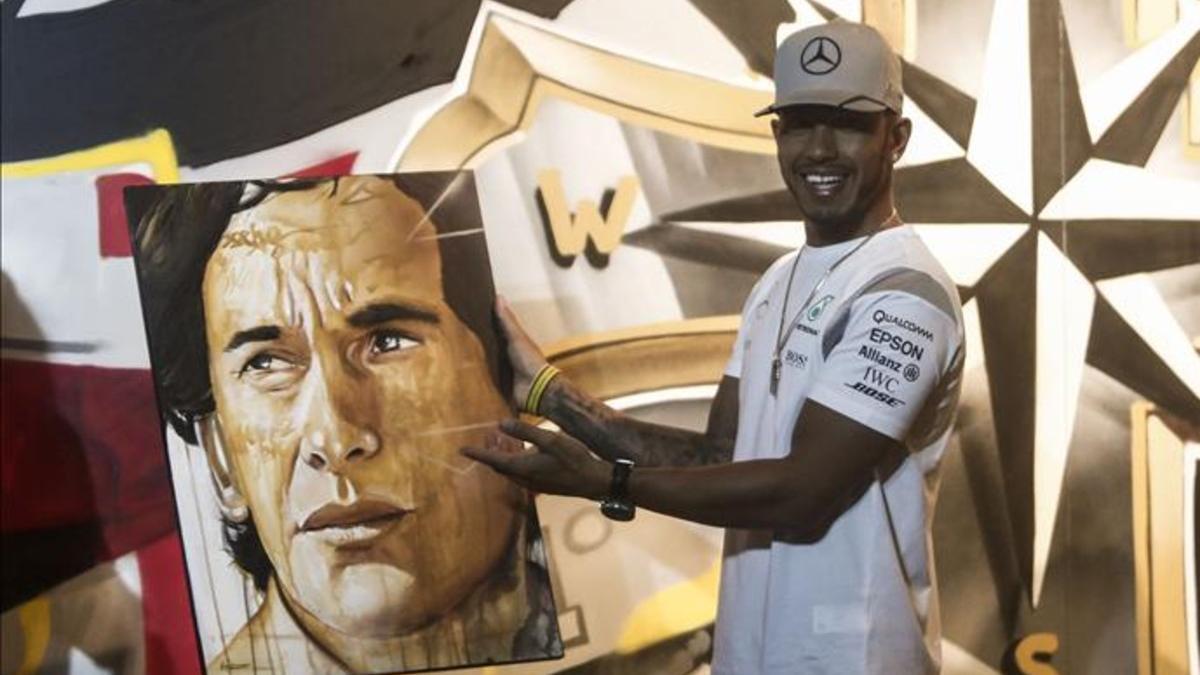 Hamilton, ante un mural de Senna