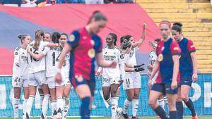 Las futbolistas del Real Madrid celebran un tanto en el clásico ante el Barça en Montjuïc