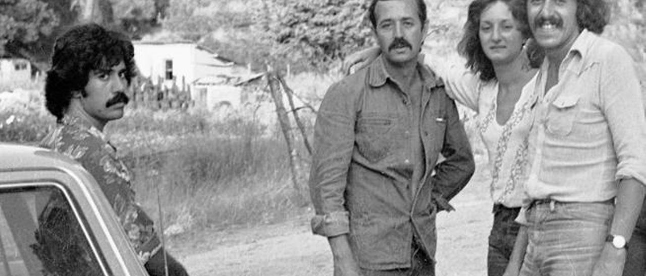 Pedro Almódovar (izqda.) y Juan Antonio Castaño (dcha.), en una pausa del rodaje de &quot;Muerte en la carretera&quot; (1976), del director manchego.