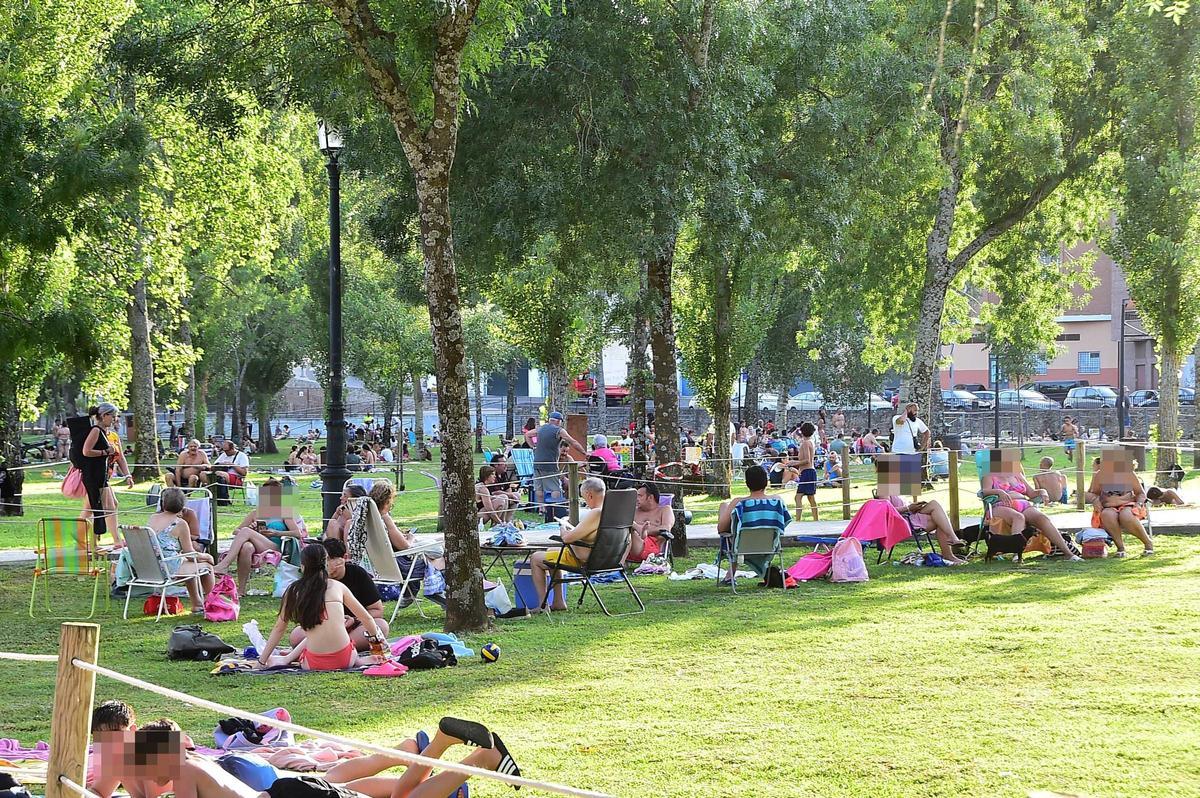 Galería | Las imágenes del parque de La Isla de Plasencia, su 'playa' de verano Galería | Las imágenes del parque de La Isla de Plasencia, su 'playa' de verano