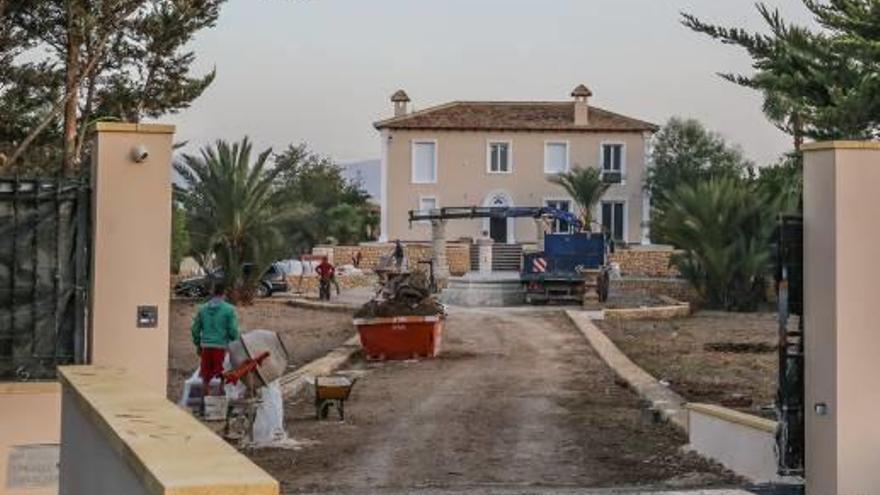 Imagen de la vivienda que el alcalde vendió en la huerta y por la que ha sido querellado.