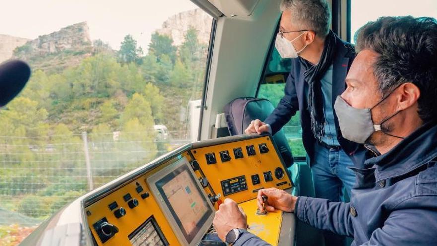 Águilas, caída de piedras y túneles estrechos: los escollos que salva el tren de la Marina