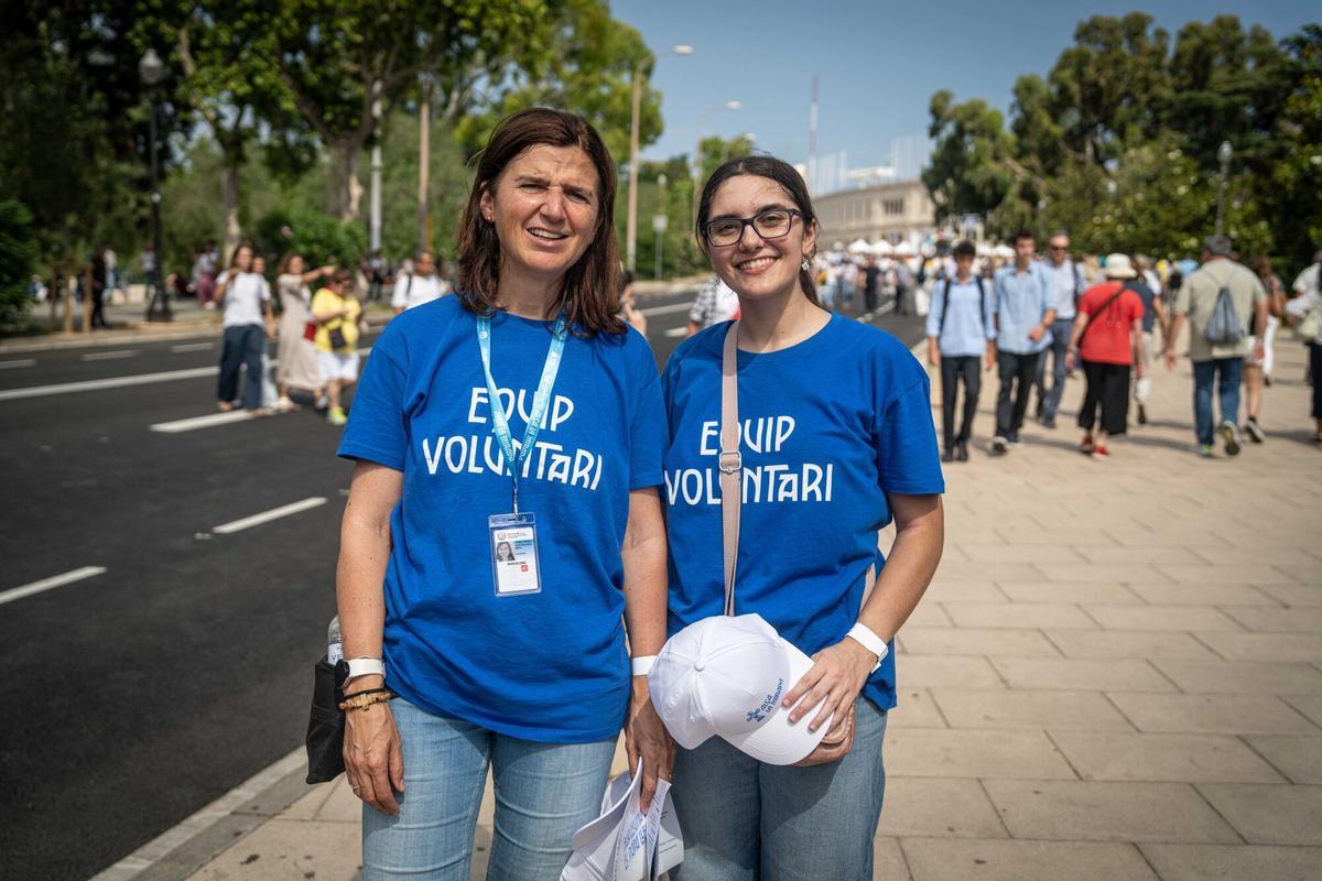 Barcelona, entrevistas a asistentes accediendo al estadio Lluís Companys para la vigilia del PAPA León XIV. A 09/06/2026 Barcelona. PERSONA: Teresa y Letícia, Voluntarias. AUTOR: MANU MITRU