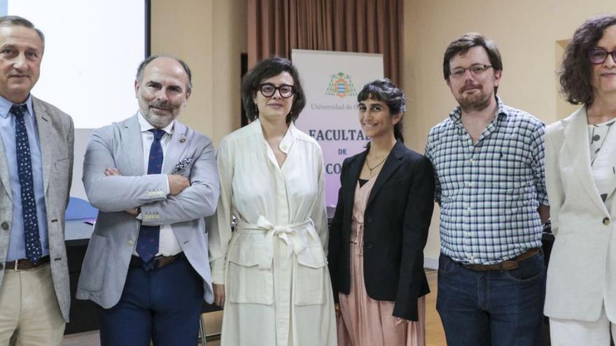 Por la izquierda, José Carlos Núñez (decano de la Facultad de Psicología), Ignacio Villaverde (Rector), Laura Miranda (profesora de la Universidad de Oviedo), Cecilia Nuria Gil Mariño (Universidad de San Andrés), Alejandro Kelly-Hopfenblatt (Tulane University)y Beatriz Martínez del Fresno (vicedecana de la Facultad de Filosofía y Letras. | I. C.