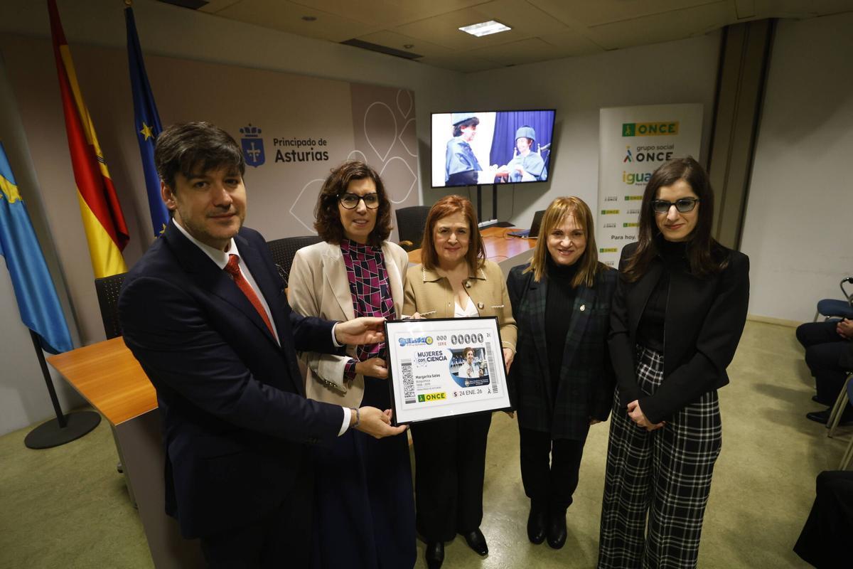 Borja Sánchez, Lucía Viñuelas, Yobanka Cuervo, María Ángeles Gil y Marta Margor (presidenta del Consejo Territorial de la ONCE en Asturias).