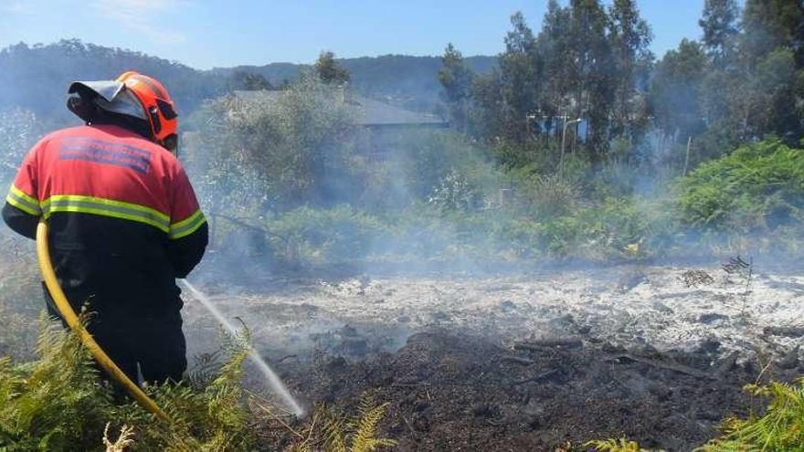 Un operario en la extinción de ayer en Menduiña. // Santos Álvarez