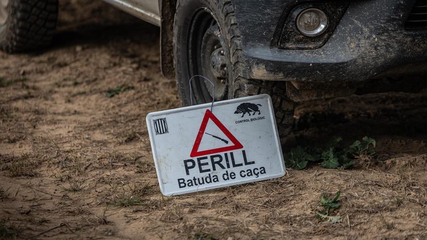Un cartell que avisa del perill perquè s'està fent una batuda de caça