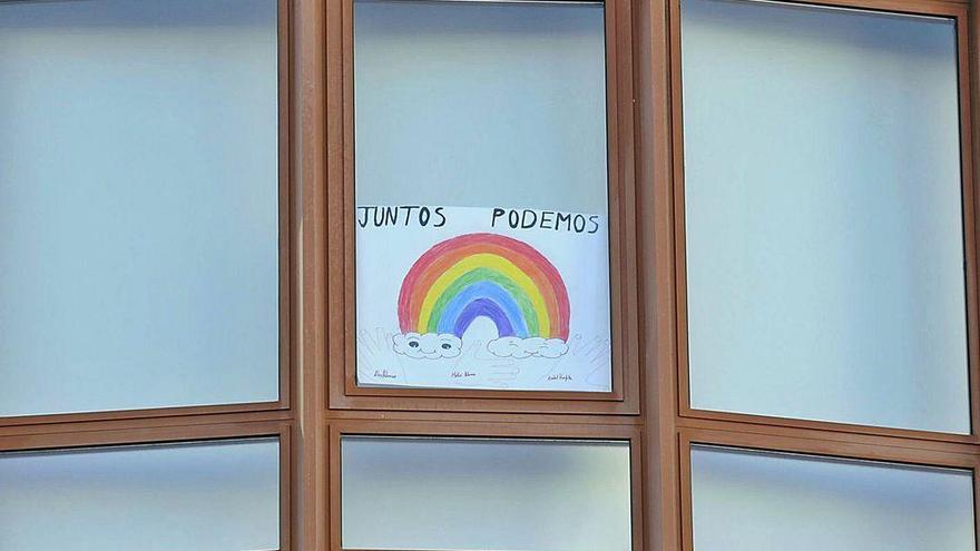 Dibujo de un arcoíris en una ventana durante el confinamiento.