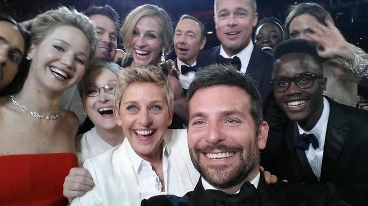 El ’Selfie’ dels Oscars Jared Leto, Jennifer Lawrence, Meryl Streep, Ellen DeGeneres, Bradley Cooper i Peter Nyong’o Jr., Channing Tatum, Julia Roberts, Kevin Spacey, Brad Pitt, Lupita Nyong’o i Angelina Jolie.