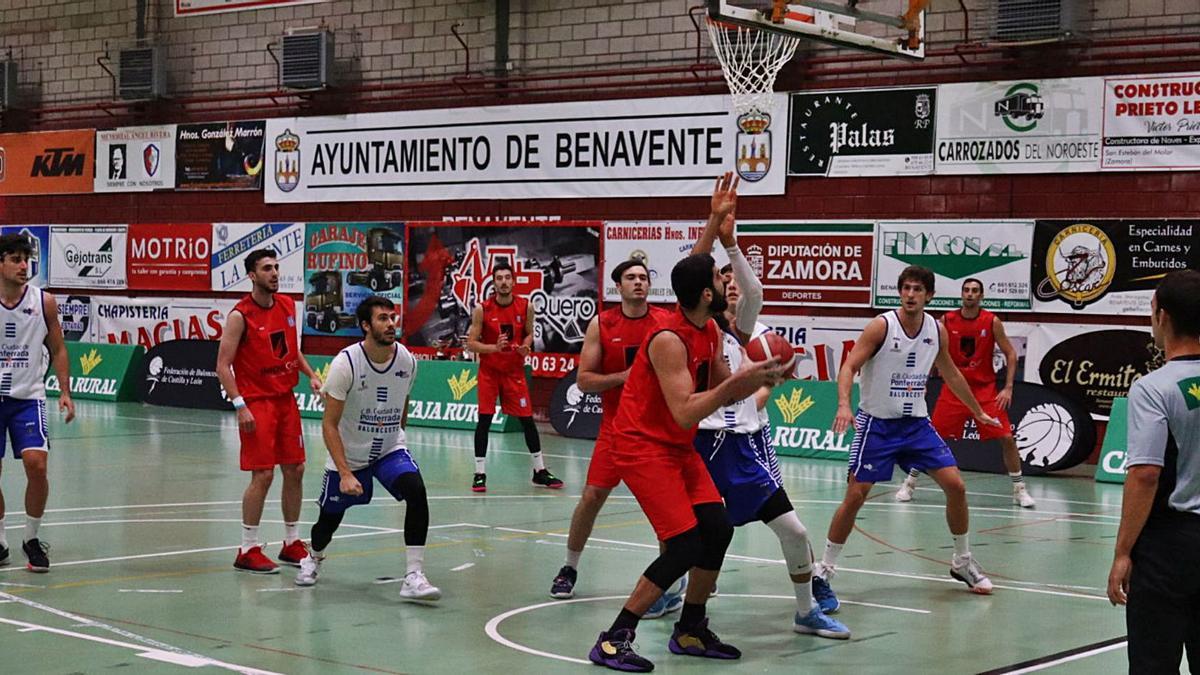 Cristopher Iza intenta superar a un defensor bajo el aro del Ciudad de Ponferrada. / Daniel Simón