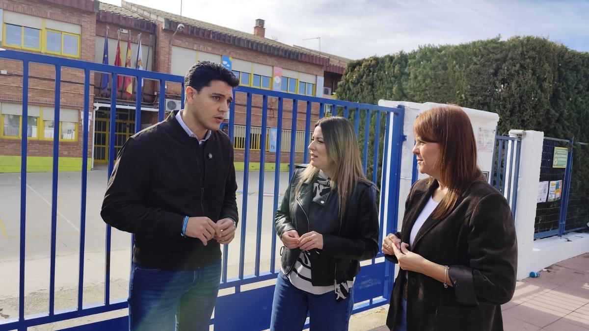 El diputado regional José Andrés Torres; la portavoz del PSOE en Molina, Isabel Gadea; y la diputada regional María Dolores Martínez Pay.