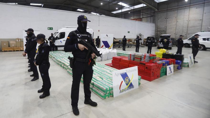 Agentes de policía custodian 8 toneladas de cocaína incautadas en Algeciras, Cádiz. |   // A. CARRASCO RAGEL/EFE