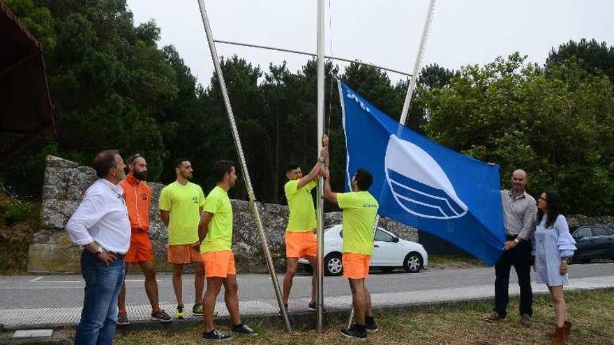 El acto de izado de la bandera azul en Lagos. // Gonzalo Núñez