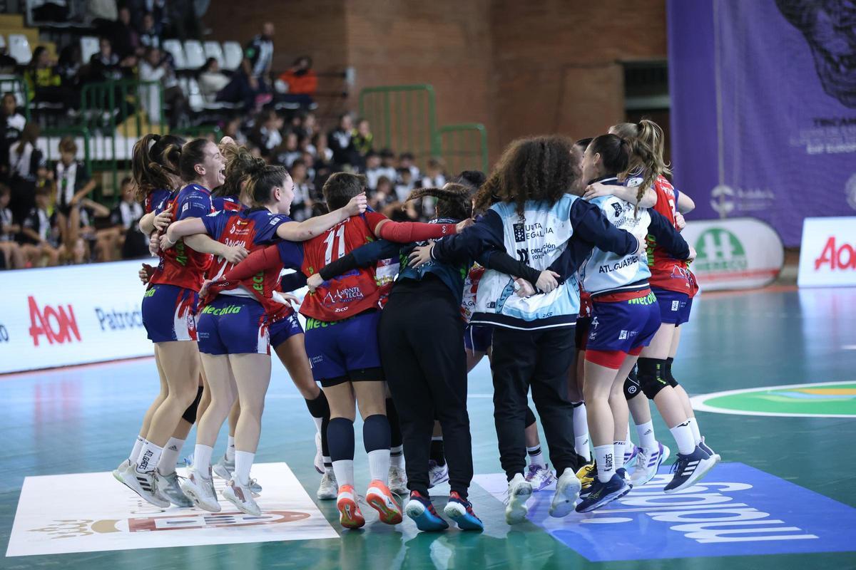 Las gallegas, celebran su victoria.