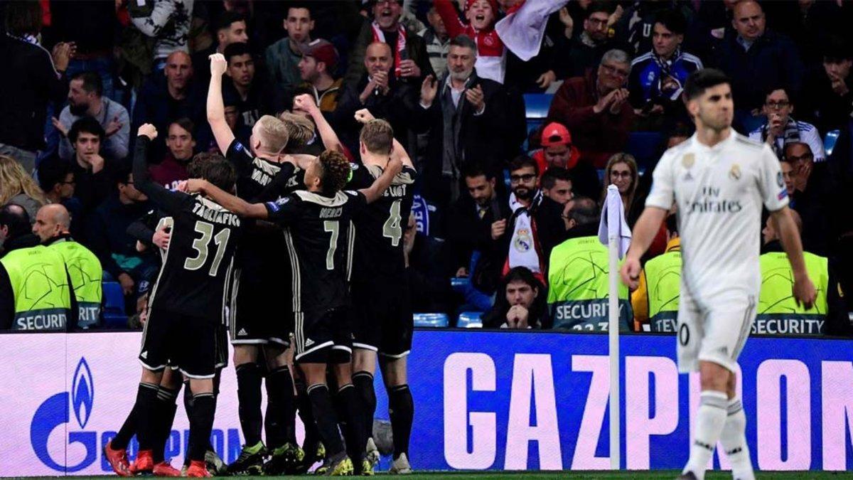 Los jugadores del Ajax celebran un triunfo que dejó en evidencia al Real Madrid