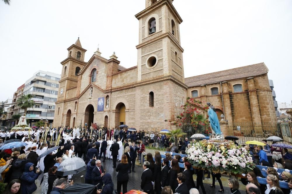 Pese a la fina lluvia que caía a primera hora de la mañana la procesión de Domingo de Resurección pudo celebrar el tradicional Encuentro en las cuatro esquinas